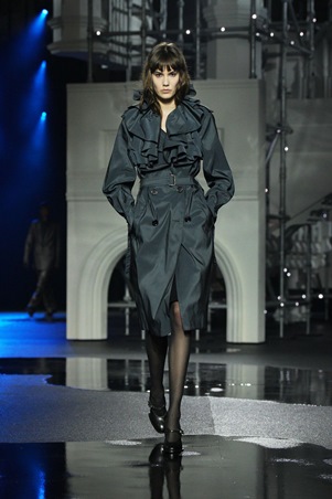 Burberry تكتب ليلها الخاص: لندن كخزانة تتحرّك بعد الغروب